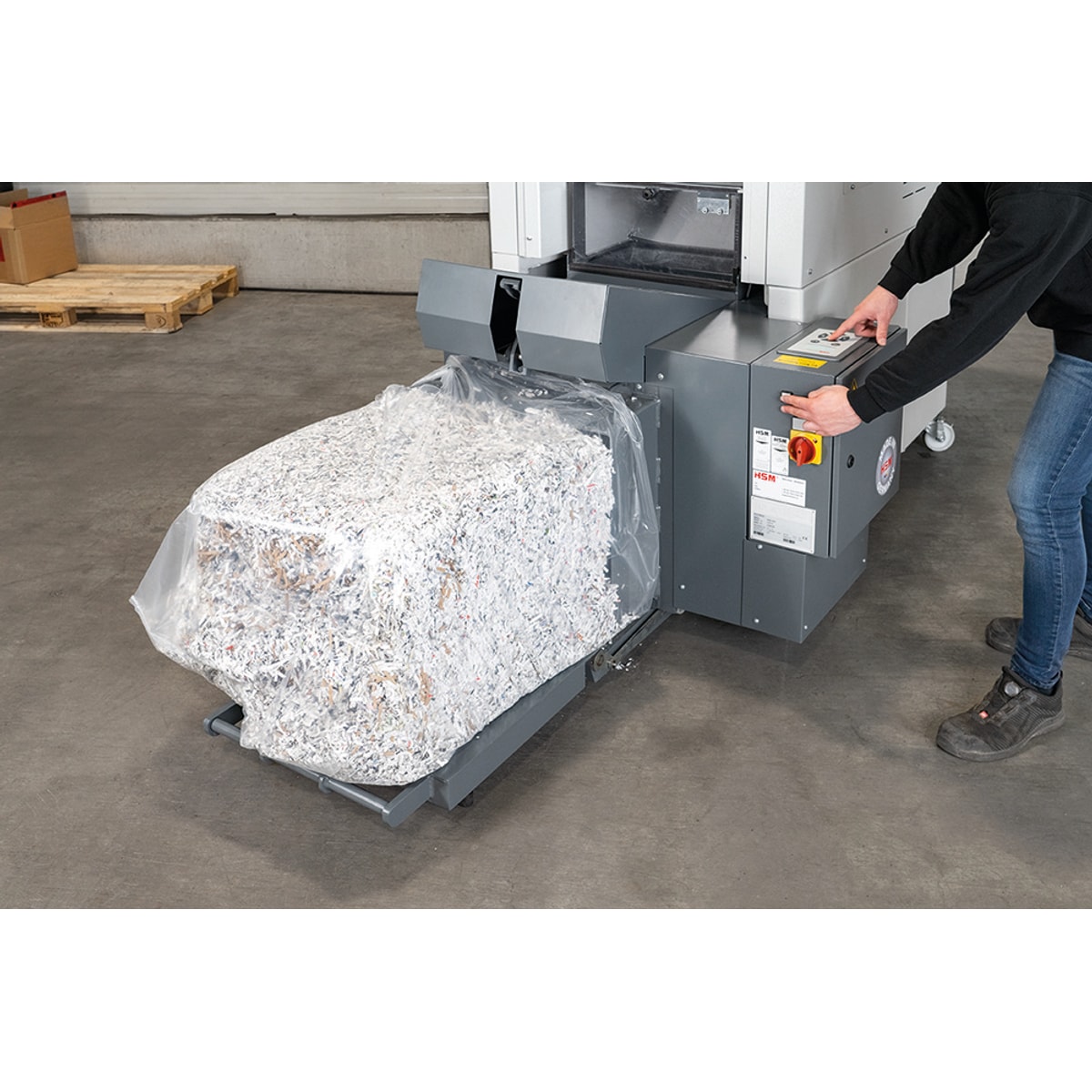 Sortie d'une balle de papier compressé de la presse HSM Powerline SP 5080